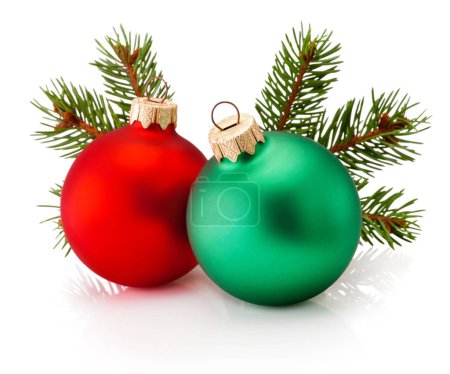 Foto de Bola de Navidad roja y verde y rama de abeto aislado sobre un fondo blanco - Imagen libre de derechos
