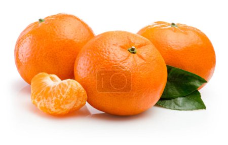 Drei reife Mandarinen mit Scheiben und grünem Blatt isoliert auf weißem Hintergrund