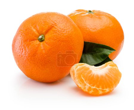 Zwei reife Mandarinen mit Scheiben und grünem Blatt isoliert auf weißem Hintergrund