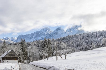 Téléchargez les photos : Landscape photo of mountain peaks of Julian Alps, winter time in Tarvisio near at ski resorts, Province of Udine, Italy - en image libre de droit