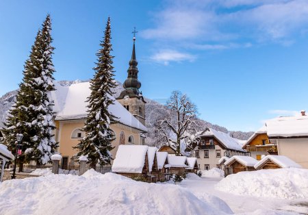 Téléchargez les photos : Winter landscape of Kranjska Gora village center with church and Christmas markets, Slovenia - en image libre de droit