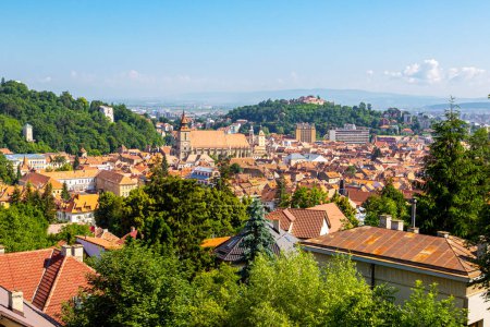 Téléchargez les photos : Vue panoramique aérienne de Brasov par temps ensoleillé. Vieux centre-ville avec bâtiments anciens, collines couvertes de verdure et vieilles tours sur eux, Brasov, Roumanie - en image libre de droit