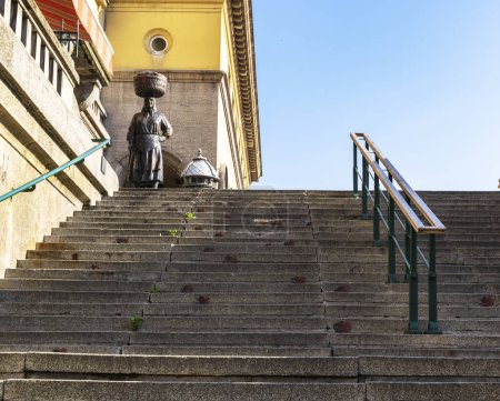 Téléchargez les photos : Statue de vieilles femmes sur le marché Zagreb, Statue de Kumica Barica Repère historique Croatie - en image libre de droit