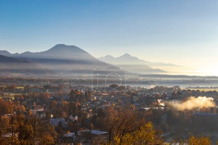 Téléchargez les photos : Panorama des Alpes juliennes près de Bled en automne le matin avec brume, photo de voyage en Slovénie - en image libre de droit