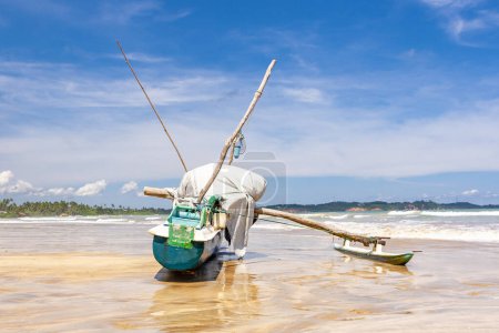 Téléchargez les photos : Bateau de pêche sur Sri Lanka dans la baie de Weligama, le littoral et la plage de l'océan Indien - en image libre de droit