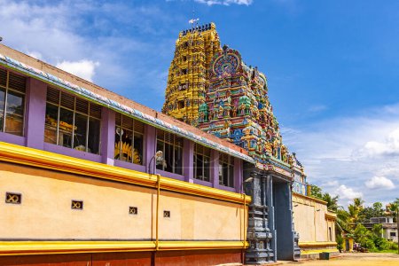 Téléchargez les photos : Nombreuses figures peintes de dieux sur le temple Gopura of Sri Muthumariamman et une partie du temple à Matale, Sri Lanka, photo de voyage de Sri Lanka. - en image libre de droit