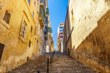 Téléchargez les photos : Escaliers étroits dans la vieille ville de La Valette la capitale de Malte par temps ensoleillé et ciel bleu, photo de voyage de Malte. - en image libre de droit