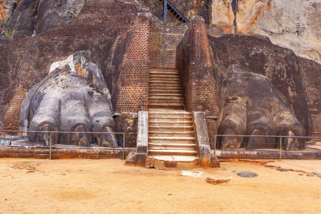 Foto de Lion 's Paw Terrace es una entrada a la fortaleza rocosa Sigiriya, Sri Lanka, forma fotográfica de viaje Sri Lanka - Imagen libre de derechos