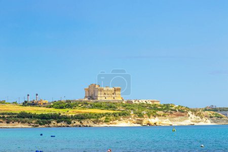 Téléchargez les photos : Tour St. Lucians ou It-Torri ta 'San Lucjan en maltais, une grande tour de guet fortifiée de St John surplombant la baie de Marsaxlokk, Malte. - en image libre de droit