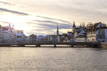 Téléchargez les photos : Paysage hivernal de Zurich avec lac de montagne au crépuscule, Suisse - en image libre de droit