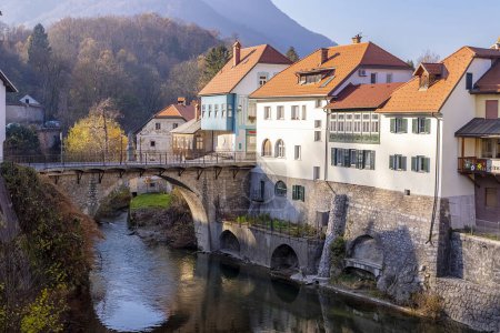 Téléchargez les photos : Pont Capucin à Skofja Loka sur la rivière Selska Sora, ville médiévale en Slovénie en automne - en image libre de droit