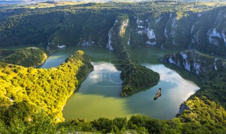 Téléchargez les photos : Réserve naturelle spéciale d'Uvac, canyon d'uvac, dans le sud-ouest de la Serbie et aigle royal en été - en image libre de droit