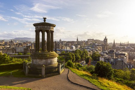 Foto de Monumento a Dugald Stewart, vista panorámica del casco antiguo de Edimburgo desde Carlton Hill, Edimburgo. - Imagen libre de derechos