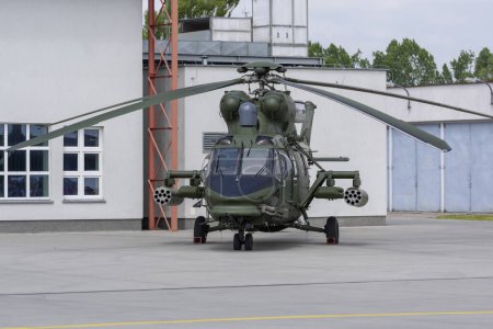 Téléchargez les photos : Hélicoptère de combat stationné devant le hangar - en image libre de droit