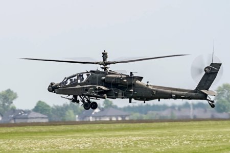 Foto de Helicóptero de combate en vuelo durante un espectáculo aéreo - Imagen libre de derechos
