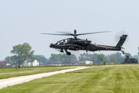 Foto de Helicóptero de combate en vuelo durante un espectáculo aéreo - Imagen libre de derechos