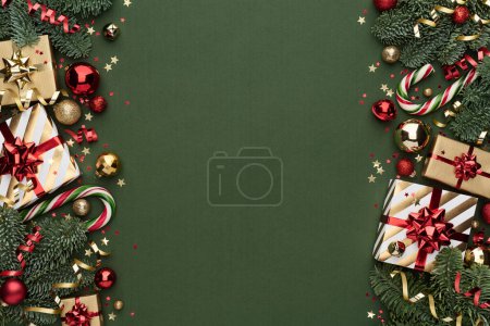 Téléchargez les photos : Fond de Noël vert avec double bordure latérale - en image libre de droit