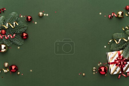 Téléchargez les photos : Fond de Noël vert avec boîte cadeau et boules de Noël - en image libre de droit