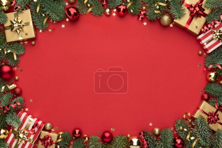 Téléchargez les photos : Cadre de Noël sur fond rouge avec décorations de Noël - en image libre de droit