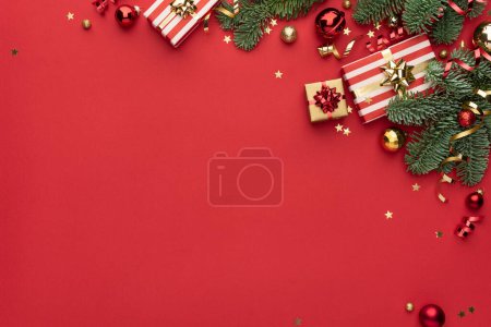 Téléchargez les photos : Fond de Noël rouge avec décorations de Noël - en image libre de droit