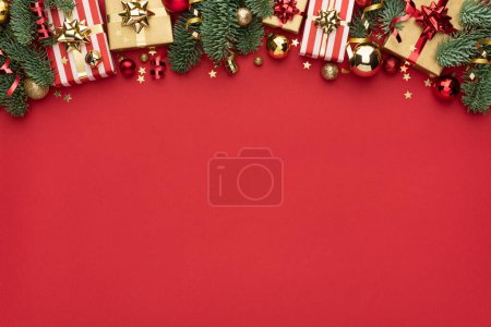 Téléchargez les photos : Arrière-plan de Noël rouge avec décoration de la frontière et espace de copie - en image libre de droit