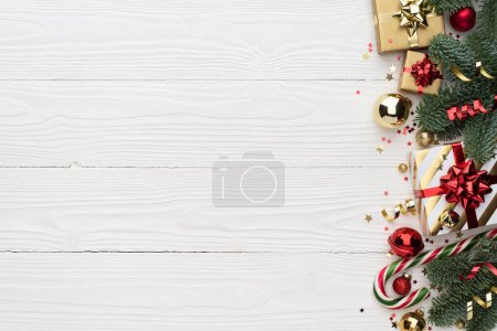 Téléchargez les photos : Ornement de Noël bordure sur un fond blanc avec espace de copie - en image libre de droit