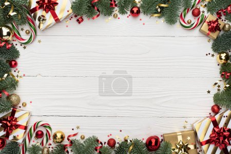 Téléchargez les photos : Cadre d'ornement de Noël sur un fond en bois blanc avec spase de copie - en image libre de droit