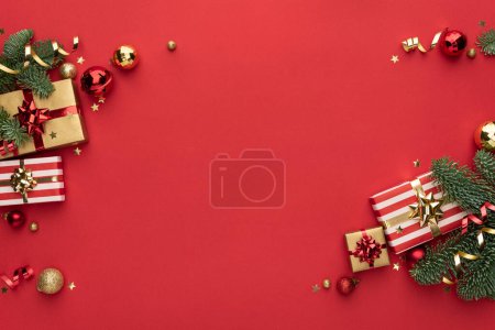 Téléchargez les photos : Fond de Noël rouge avec décoration de Noël et espace de copie - en image libre de droit
