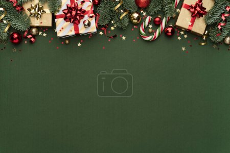 Téléchargez les photos : Fond de Noël vert avec décoration de la frontière - en image libre de droit
