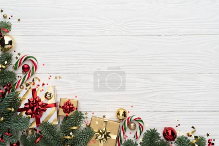 Téléchargez les photos : Fond de Noël blanc avec bordure de décoration d'angle - en image libre de droit