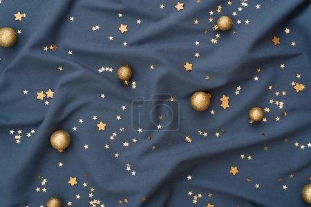 Téléchargez les photos : Fond abstrait de Noël avec des boules de Noël sur tissu bleu - en image libre de droit