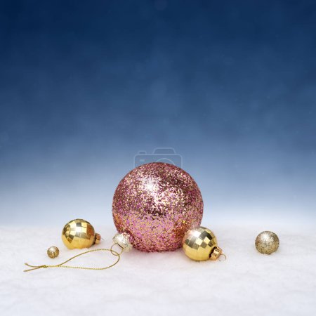 Foto de Fondo de Navidad con bolas de Navidad en la nieve - Imagen libre de derechos