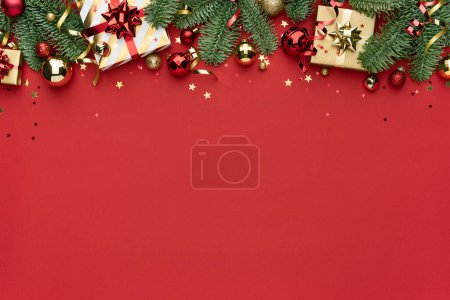 Téléchargez les photos : Noël rouge ou Nouvel An fond avec la décoration de la frontière - en image libre de droit