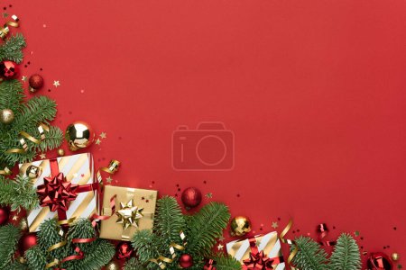 Téléchargez les photos : Fond rouge de Noël avec Décoration de bordure d'angle - en image libre de droit
