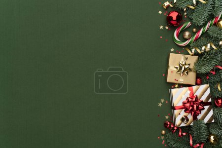 Téléchargez les photos : Décoration de la frontière de Noël sur fond vert - en image libre de droit