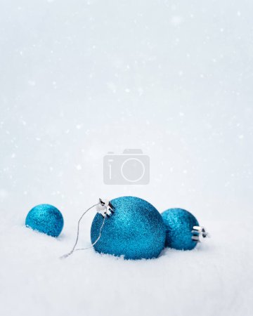Téléchargez les photos : Fond de Noël blanc avec boules de Noël bleues sur neige - en image libre de droit