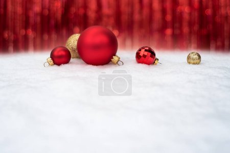 Téléchargez les photos : Fond de célébration de Noël avec boules de Noël rouges sur neige - en image libre de droit