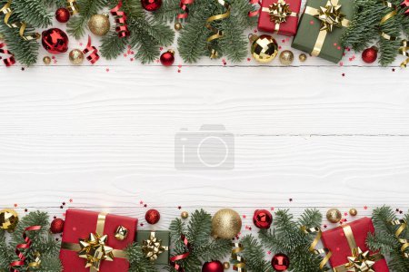 Téléchargez les photos : Bordure d'ornement de Noël sur fond blanc avec espace de copie - en image libre de droit