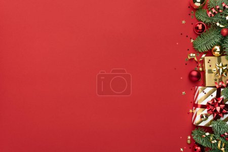 Téléchargez les photos : Ornement de Noël Bordure sur fond rouge - en image libre de droit