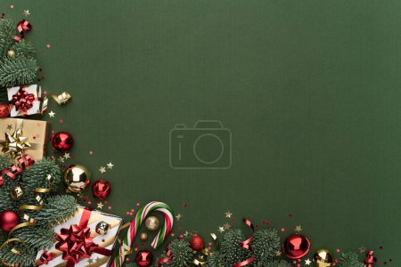 Téléchargez les photos : Coin de Noël Bordure sur fond vert - en image libre de droit