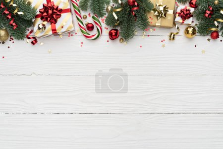 Téléchargez les photos : Fond de Noël avec bordure d'ornement sur blanc - en image libre de droit