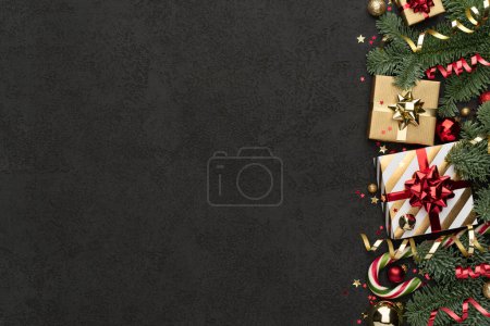 Téléchargez les photos : Arrière-plan de Noël noir avec bordure d'ornement - en image libre de droit
