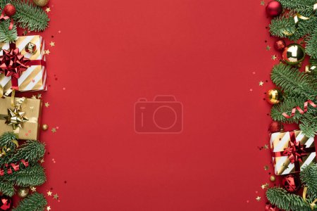 Téléchargez les photos : Fond rouge de Noël avec une bordure de décoration double face et un espace de copie pour le texte - en image libre de droit