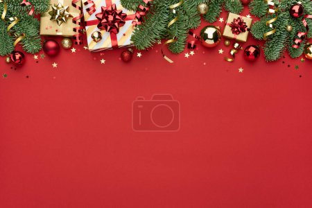 Téléchargez les photos : Fond rouge de Noël avec une bordure de décoration et un espace de copie pour le texte - en image libre de droit