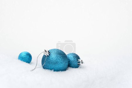 Téléchargez les photos : Fond de Noël avec un ballon bleu sur neige - en image libre de droit