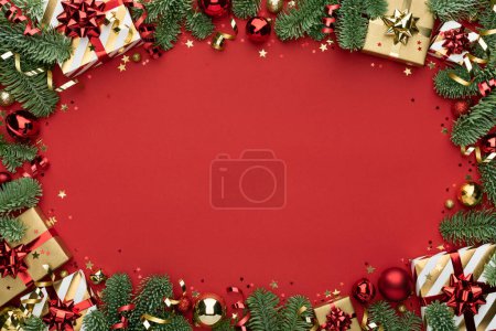 Téléchargez les photos : Fond rouge de Noël avec un cadre de décoration ovale et un espace de copie pour le texte - en image libre de droit