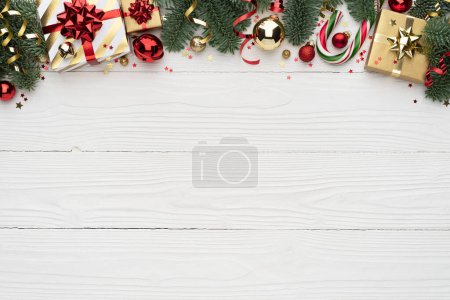 Téléchargez les photos : Fond de Noël avec bordure décorative sur blanc - en image libre de droit
