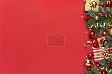 Téléchargez les photos : Ornement de Noël Bordure sur fond rouge avec espace de copie - en image libre de droit
