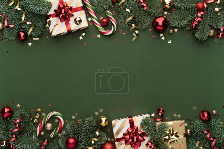 Téléchargez les photos : Fond de Noël vert avec double bordure latérale - en image libre de droit