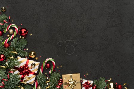 Téléchargez les photos : Décoration de Noël bordure sur un fond noir - en image libre de droit